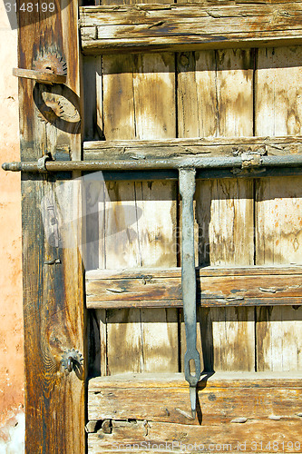 Image of rusty   in africa the old  e home and safe padlock 