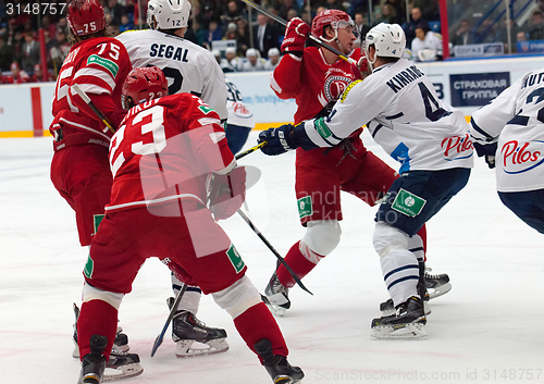 Image of M. Yakubov (75) vs G. Kinrade (4) on faceoff