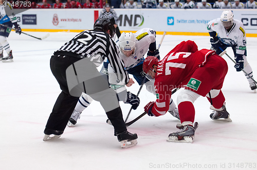 Image of B. Thomas (9) and M. Yakubov (75) on faceoff