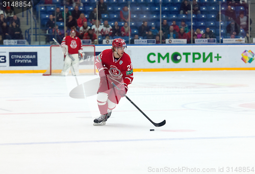 Image of Mario Kempe (20) starts attack