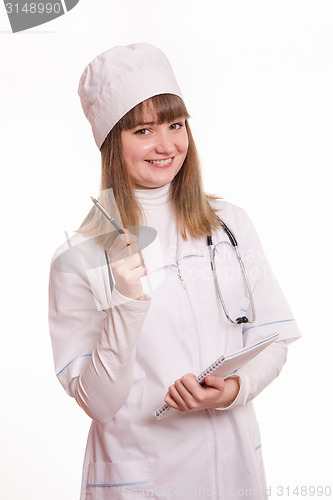 Image of Medical Officer in the form of working with a notebook and pen