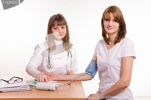 Image of The therapist includes tonometer to face the pressure of the patient