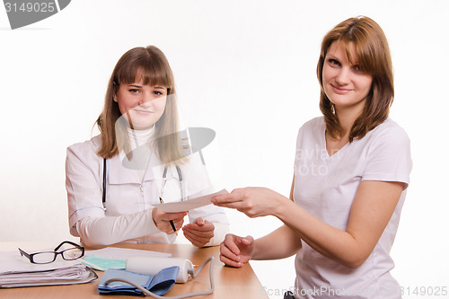 Image of Physician in the office gives retseppt patient