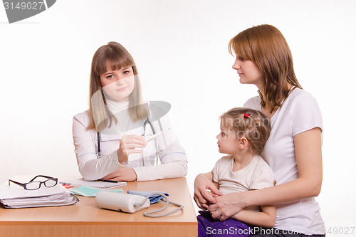 Image of Pediatrician offers to put a thermometer child on the lap of mother