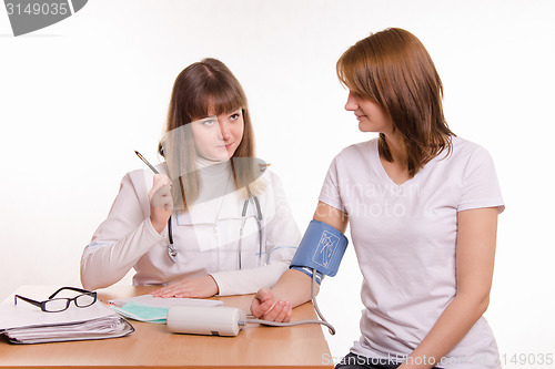 Image of The doctor conducts discussions with the patient, measured pressure