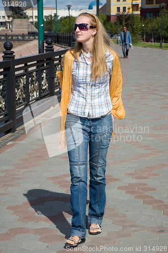 Image of Walking girl.