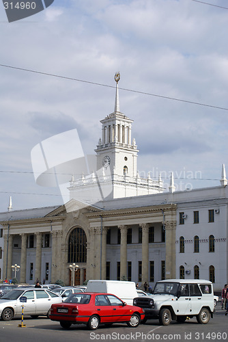 Image of White buildind and spire