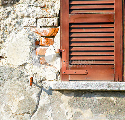 Image of red window  varano  concrete  brick  