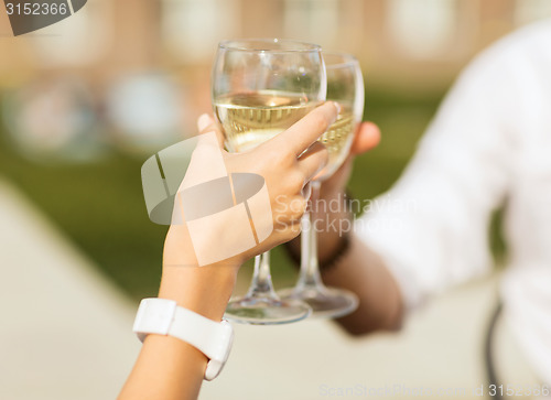 Image of couple drinking wine in cafe