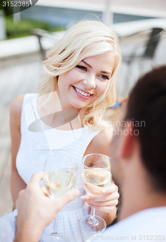 Image of couple drinking wine in cafe