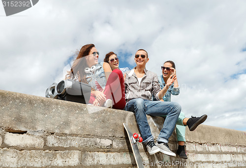 Image of group of smiling teenagers hanging out