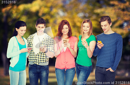 Image of smiling students with smartphones