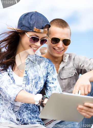 Image of teenagers looking at tablet pc