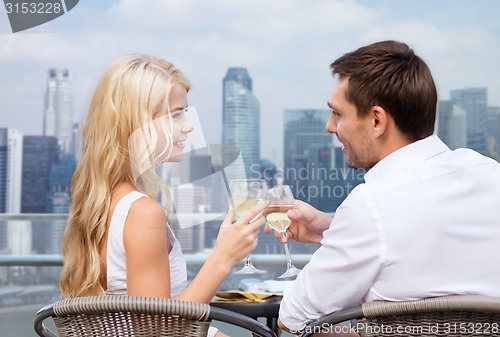 Image of couple drinking wine in cafe