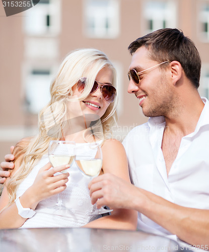 Image of couple drinking wine in cafe