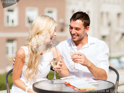 Image of couple drinking wine in cafe