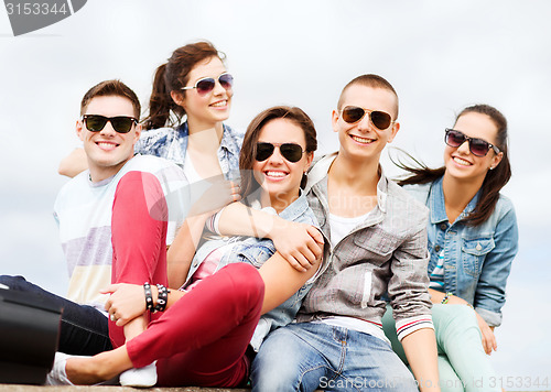Image of group of teenagers hanging out