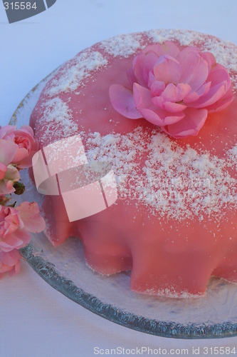 Image of Gateau with pink marzipan