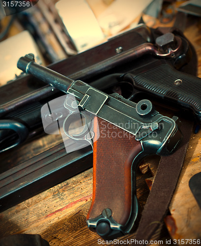 Image of Parabellum pistol and mashinegun MP 38