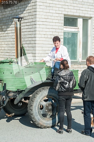 Image of Guests of festival receive porridge from kitchen