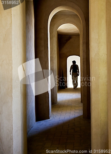 Image of Tourist in archway