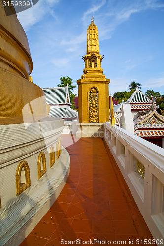 Image of gold    temple   in   bangkok 