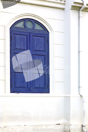 Image of window     gold   water pipe