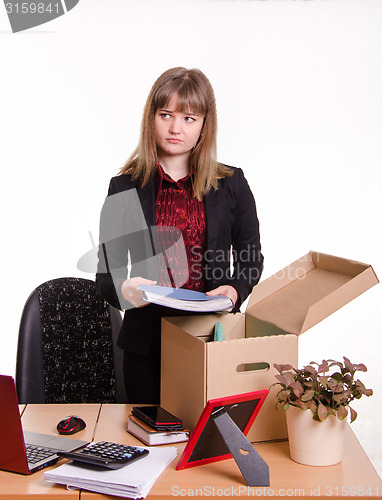 Image of Dismissed girl collects his belongings in a box