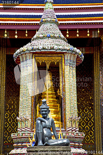 Image of siddharta   in the temple   asia           step     wat  palaces