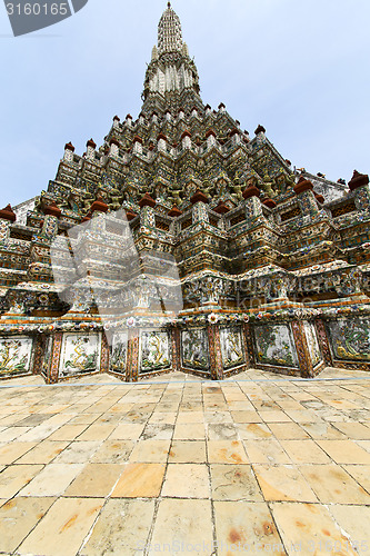 Image of  pavement gold    temple   in   bangkok   of the temple 