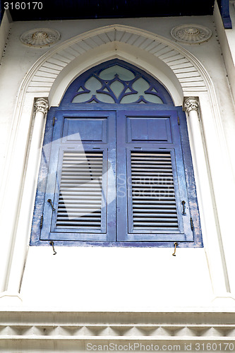 Image of window      gold    temple   venetian blind