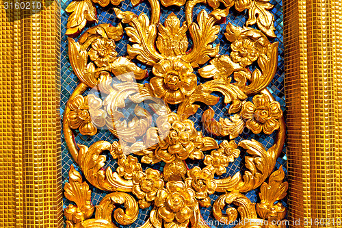 Image of window   in  gold    flower  of the temple 