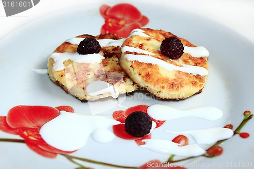 Image of cheese cakes on the plate with raspberry