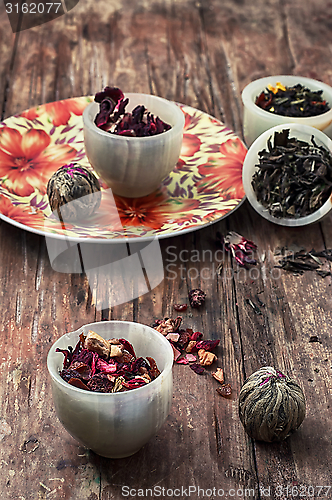Image of tea strainer and tea leaves 