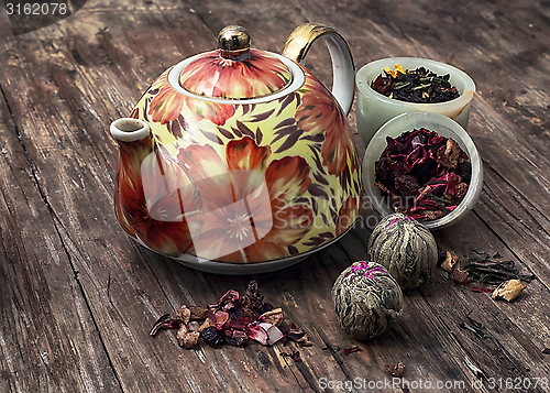 Image of brewed leaf tea in glass jar