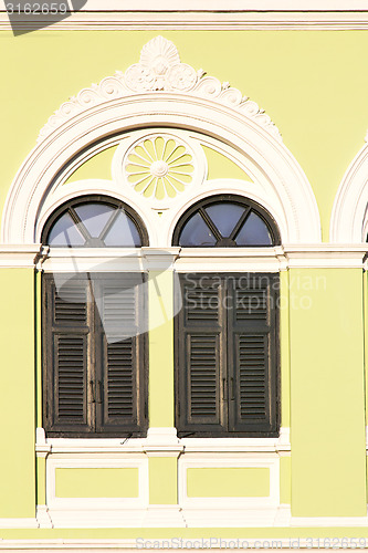 Image of window      gold    temple    bangkok  lime green