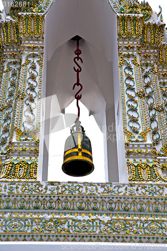 Image of  pavement gold    temple   in   bangkok belt