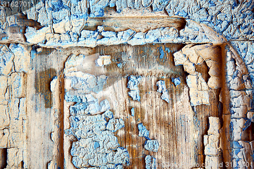 Image of dirty stripped paint in   wet
