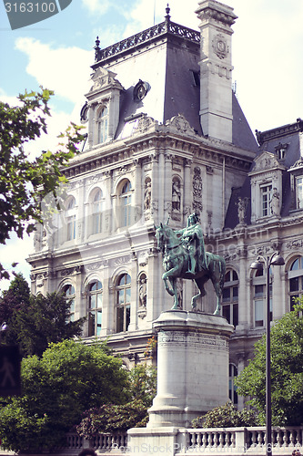 Image of Louvre Museum.