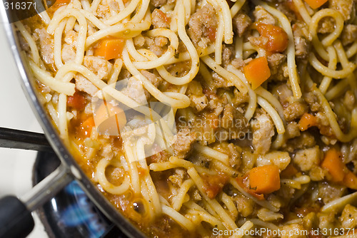 Image of spaghetti bolognese cooking on stove