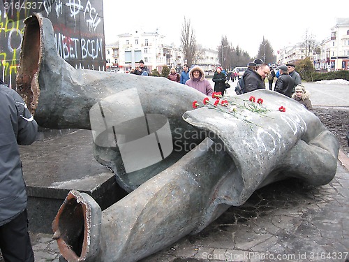 Image of thrown big bronze monument to Lenin in 2014