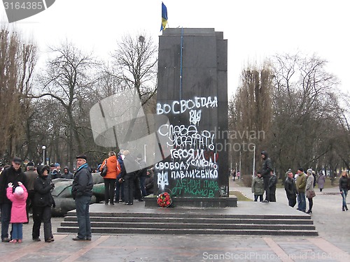 Image of empty pedestal of thrown monument to Lenin