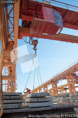 Image of Slinger accepts plates from crane operator