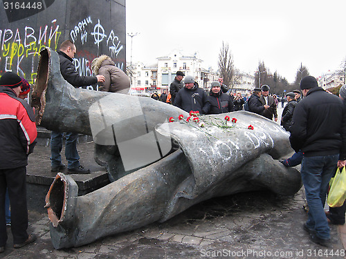 Image of thrown monument to Lenin in February 22, 2014