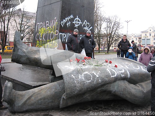 Image of thrown big bronze monument to Lenin 