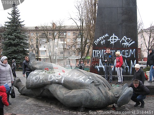 Image of thrown monument to Lenin in Chernihiv in 2014