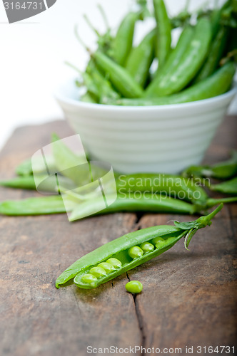 Image of hearthy fresh green peas 