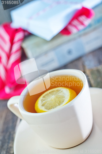 Image of tea with lemon in cup