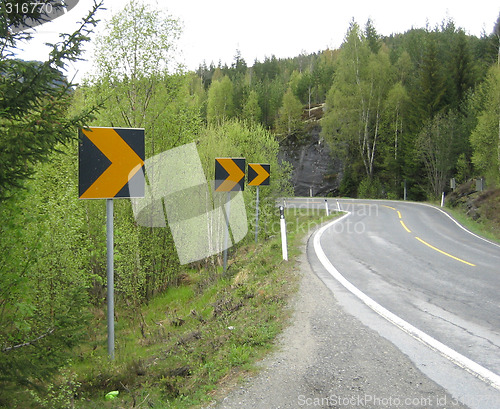 Image of Right and left turn on Norwegian road