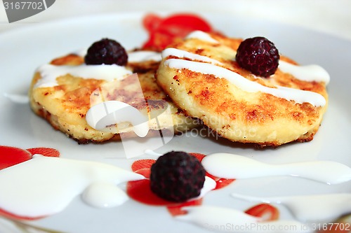 Image of cheese cakes on the plate with raspberry